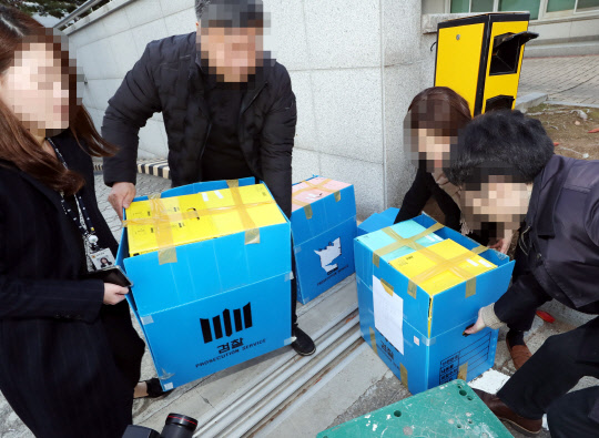 세월호 특수단, 해양경찰청 첫 압수수색      (인천=연합뉴스) 윤태현 기자 = 검찰 '세월호 참사 특별수사단' 관계자들이 22일 오후 인천시 연수구 송도동 해양경찰청에서 압수수색으로 확보한 세월호 관련 자료를 차량에 싣고 있다. 2019.11.22      tomatoyoon@yna.co.kr  (끝)